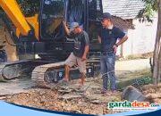 Kepemimpinan Responsif, Kades Ngepon Ali Mansyur Tinjau Langsung Proyek Drainase