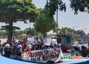 39 Proposal Bantuan Disorot, Aliansi Petani Tuban Lempar 15 Kg Telur dan Desak Kepala DKP2P Dicopot
