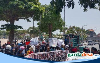 39 Proposal Bantuan Disorot, Aliansi Petani Tuban Lempar 15 Kg Telur dan Desak Kepala DKP2P Dicopot